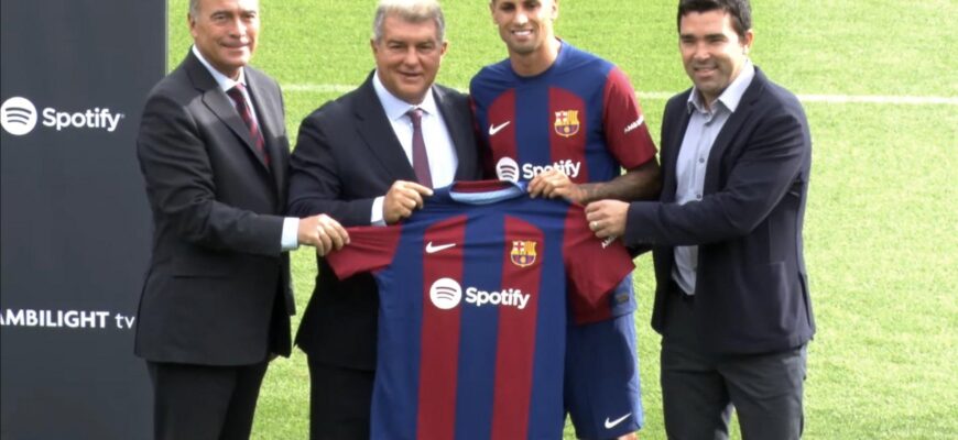 Barcelona’s bizarre transfer strategy